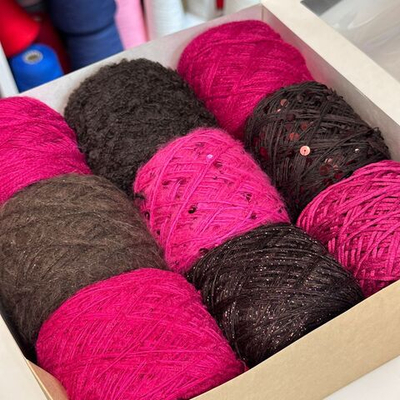 Набор для свитера или кардигана "СОБЛАЗН"; состав: вспушенная альпака, пайетки, кидмохер, мягчайший меринос, хлопок, вискоза, люрекс; Общий вес: 600гр