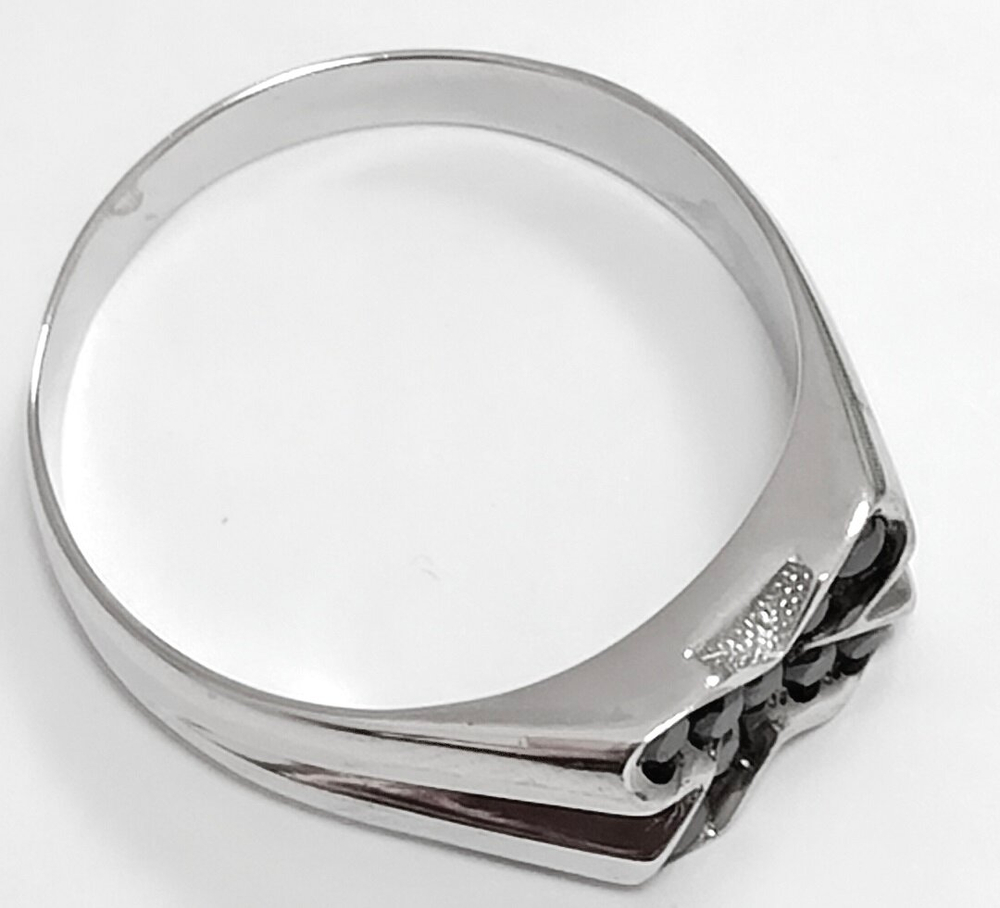 Ювелирное кольцо из серебра