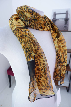 Палантин с хищным принтом для яркого акцента