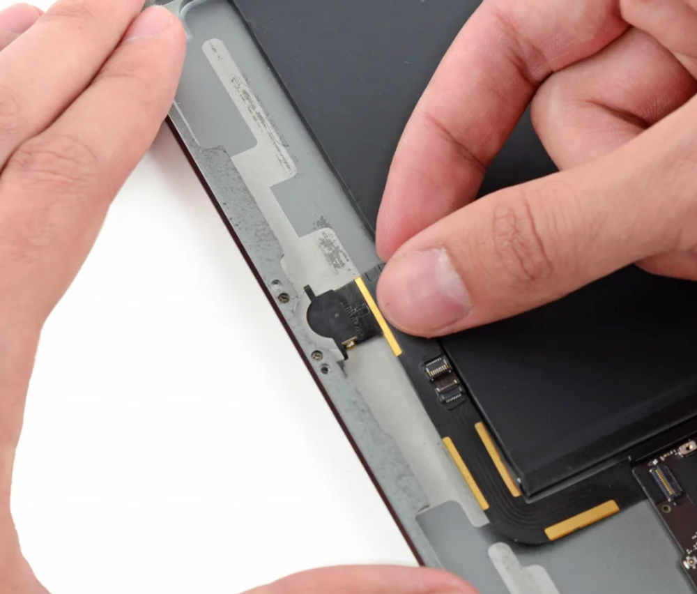 Замена нижнего шлейфа с разъёмом зарядки на iPad 6 (2018)