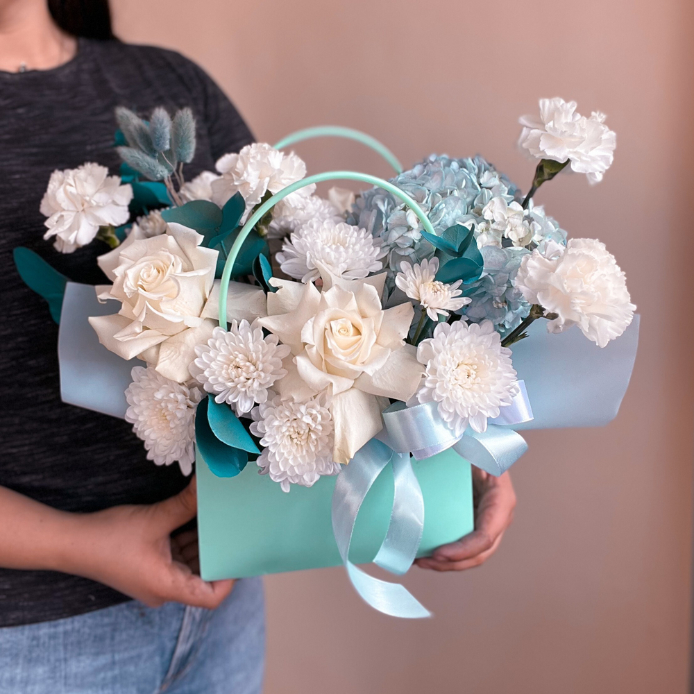 Бело-голубая коробка - сумочка с французскими розами, гортензией, хризантемой