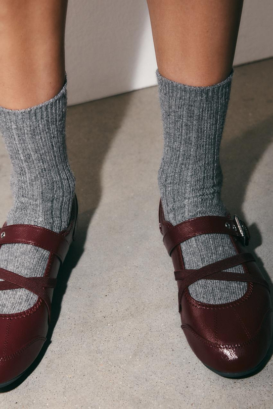 ZARA БАЛЕТКИ ИЗ ЛАКИРОВАННОЙ ИСКУССТВЕННОЙ КОЖИ С ПРЯЖКАМИ, БУРГУНДИ