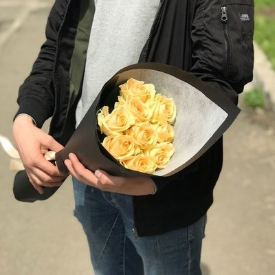 Букет из 9 кремовых роз (60 см)
