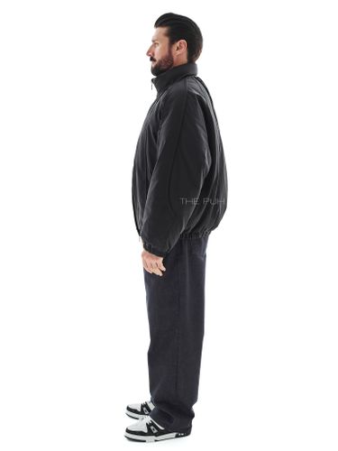 Утепленный черный бомбер с рельефными швами