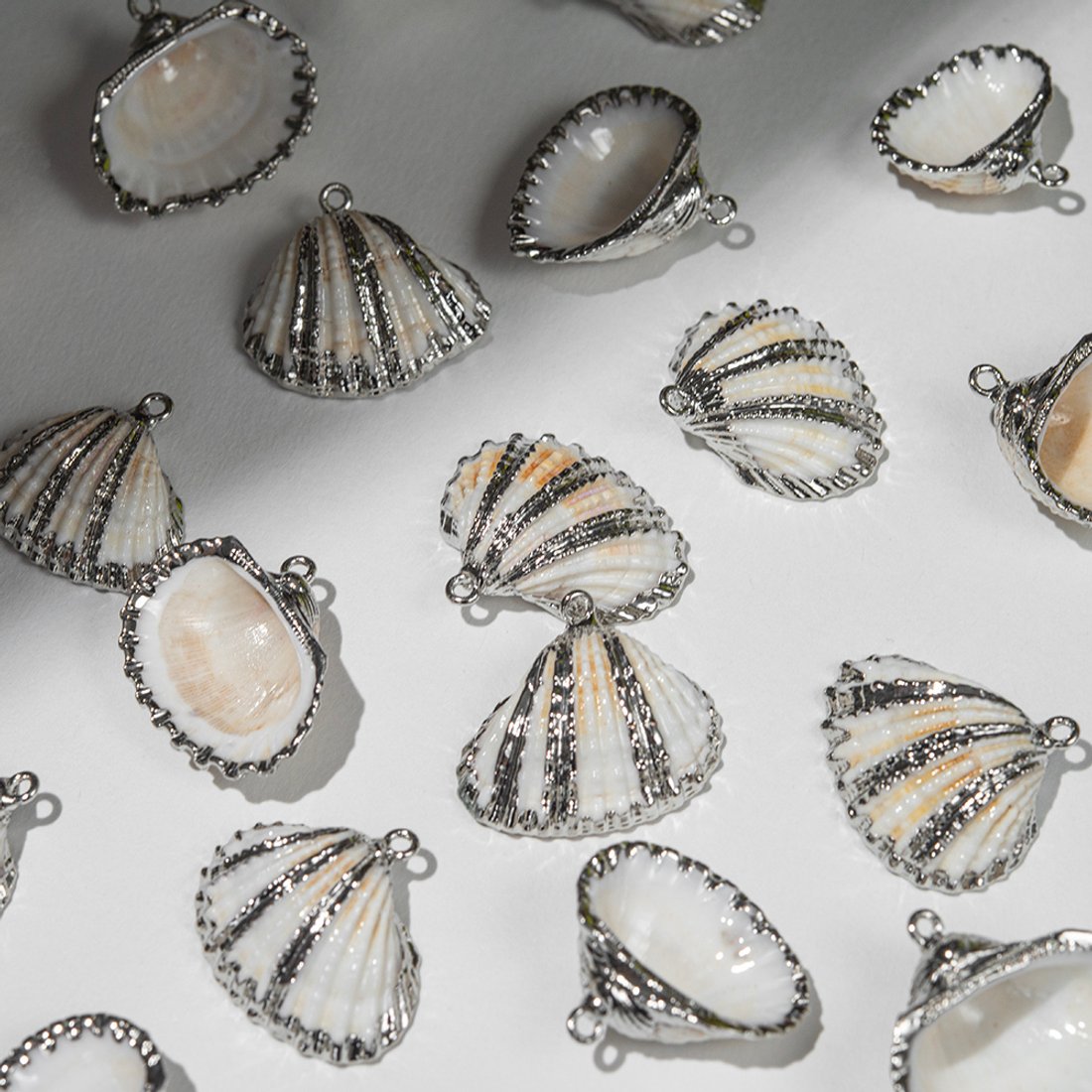 Подвеска из натуральной ракушки, родий, 26*29мм