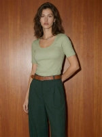 Футболка с глубоким вырезом