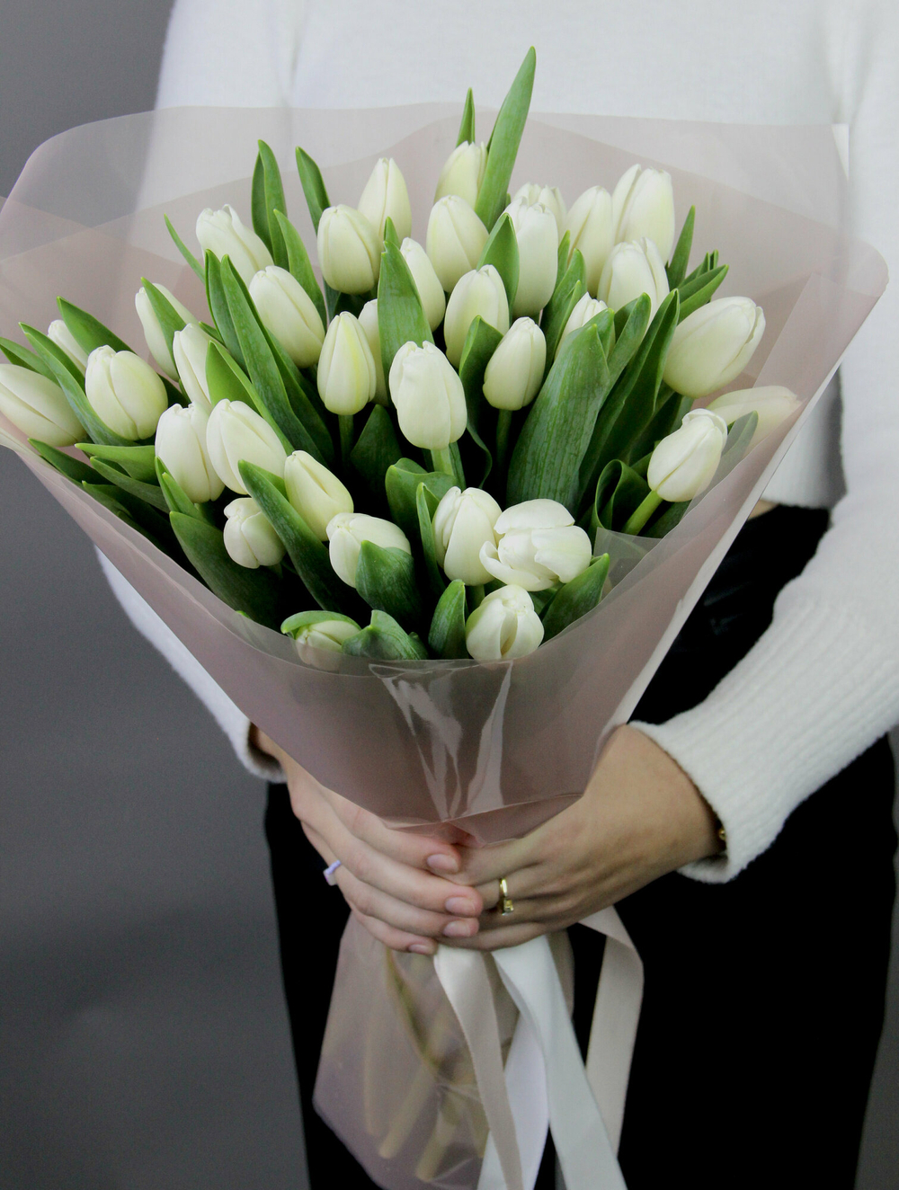 Монобукет из балоснежных , тюльпанов  33 штуки 45 см