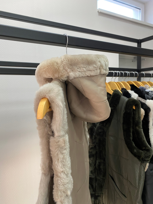 Жилет из натуральной овчины с капюшоном. 54-56 размер