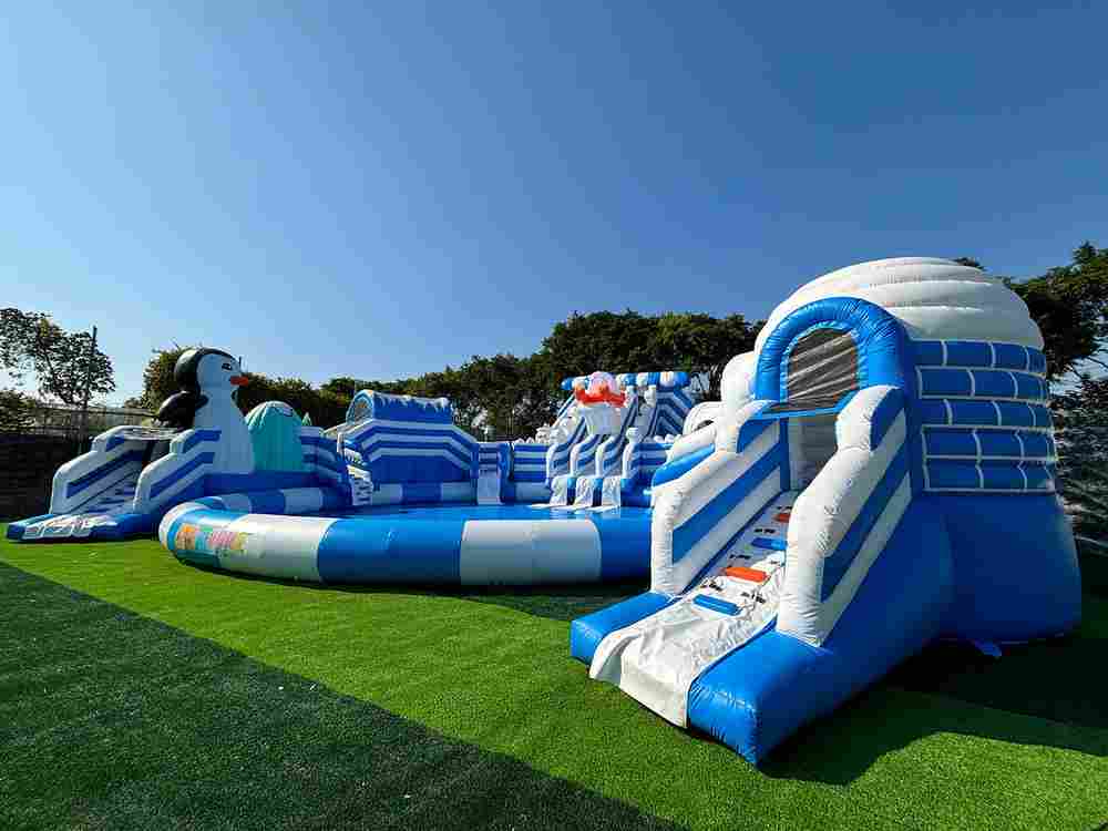 Надувной наземный аквапарк «Морское царство 3» с фигурой пингвина, 21*20*6 м