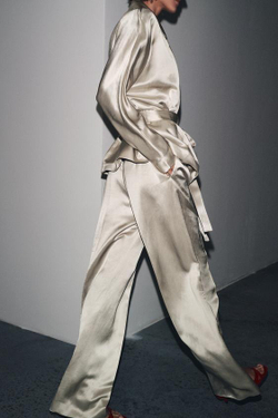 ZARA БРЮКИ С ЗАЩИПАМИ ИЗ САТИНА — ZW COLLECTION, КАМЕННО-СЕРЫЙ