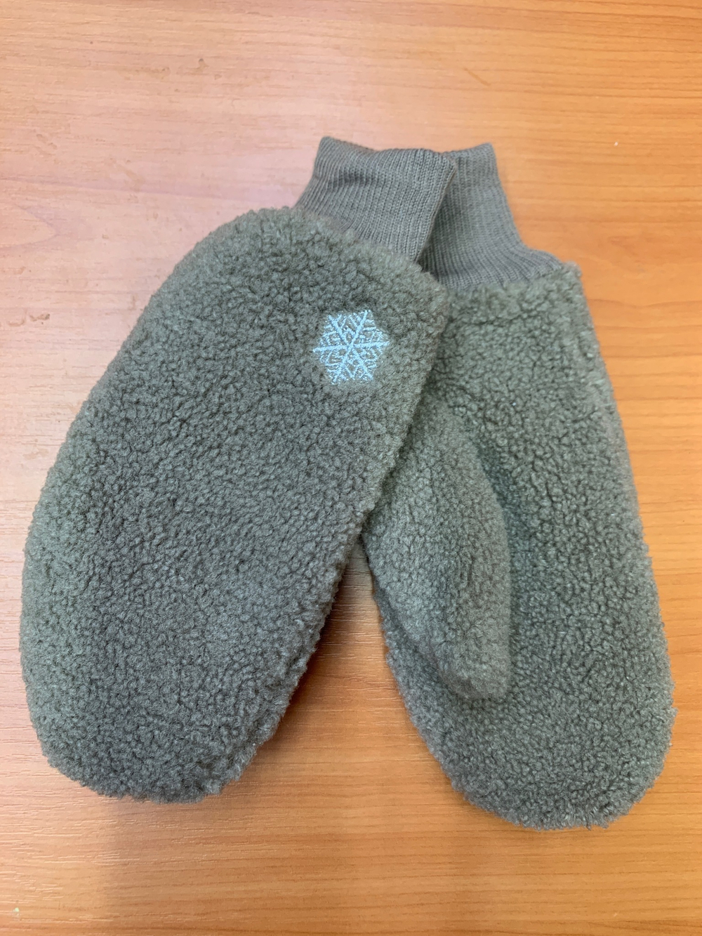 Варежки. Женские. Материал верха: Искусственный мех. Подклад: Плюш-флис. В упаковке разные цвета. 12 шт в упаковке.