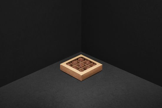 Упаковка с окном для 9 шоколадных конфет