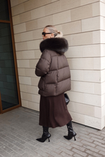 Пуховик с акцентными карманами и капюшоном