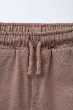 ZARA КОМПЛЕКТ ИЗ ОДНОТОННОЙ ФУТБОЛКИ И ШОРТОВ-БЕРМУДОВ, СЕРО-КОРИЧНЕВЫЙ