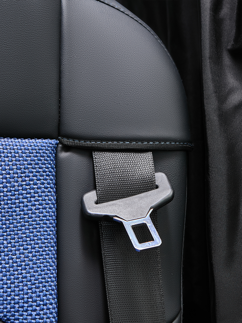 Чехлы Люкс КамАз 5490 K4 с 2014 года (экокожа+рогожка, черный, синяя вставка)