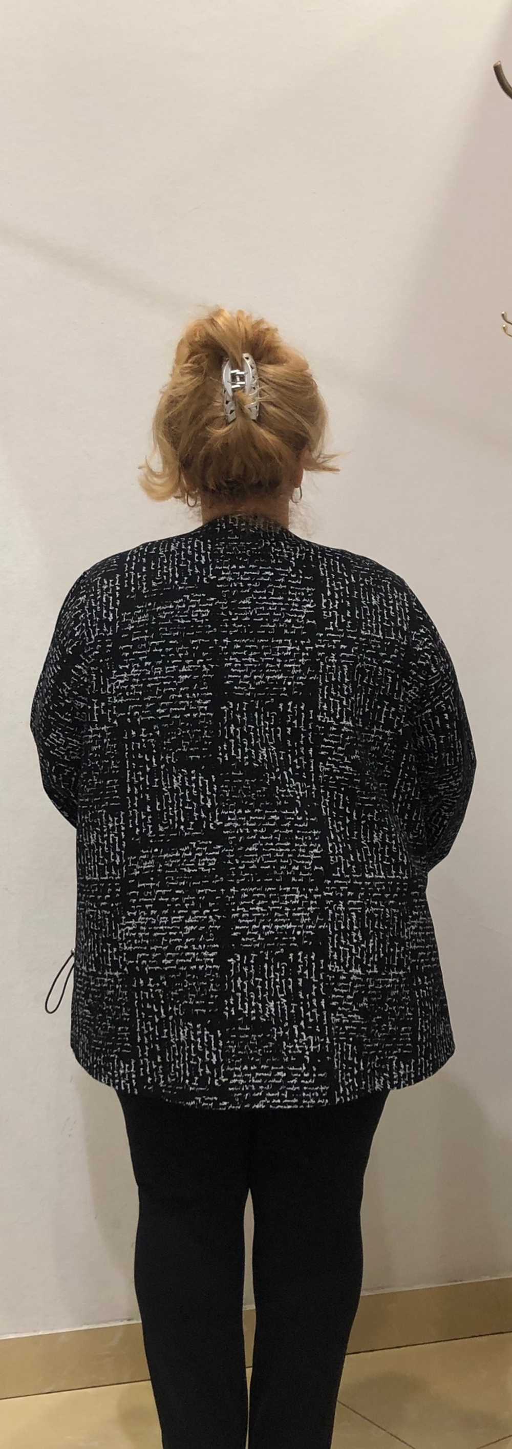 Черный жакет с "газетным"принтом, на молнии