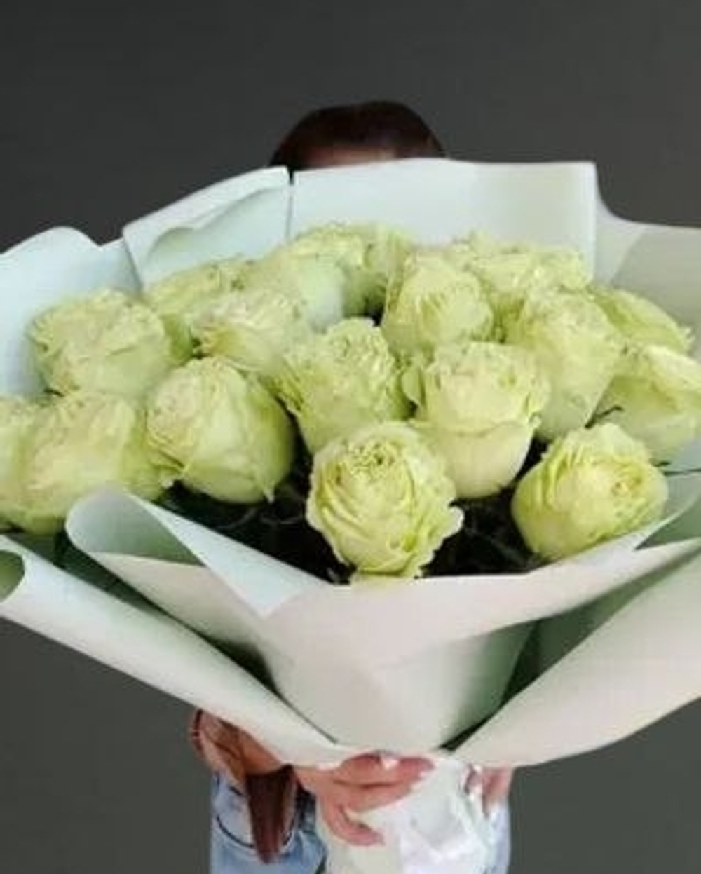 25 пионовидных роз Limonade