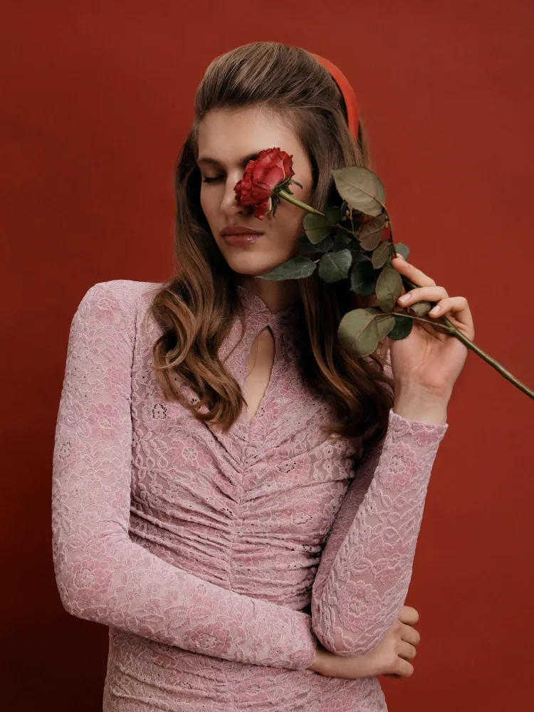 Amandina, платье миди из светло-розового кружева с длинными рукавами