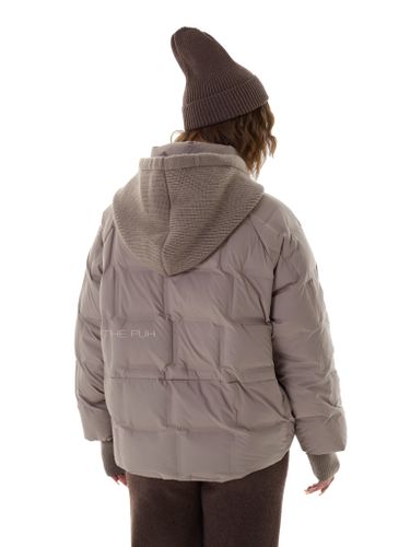 Тонкий пуховик с вязаным капюшоном в цвете капучино