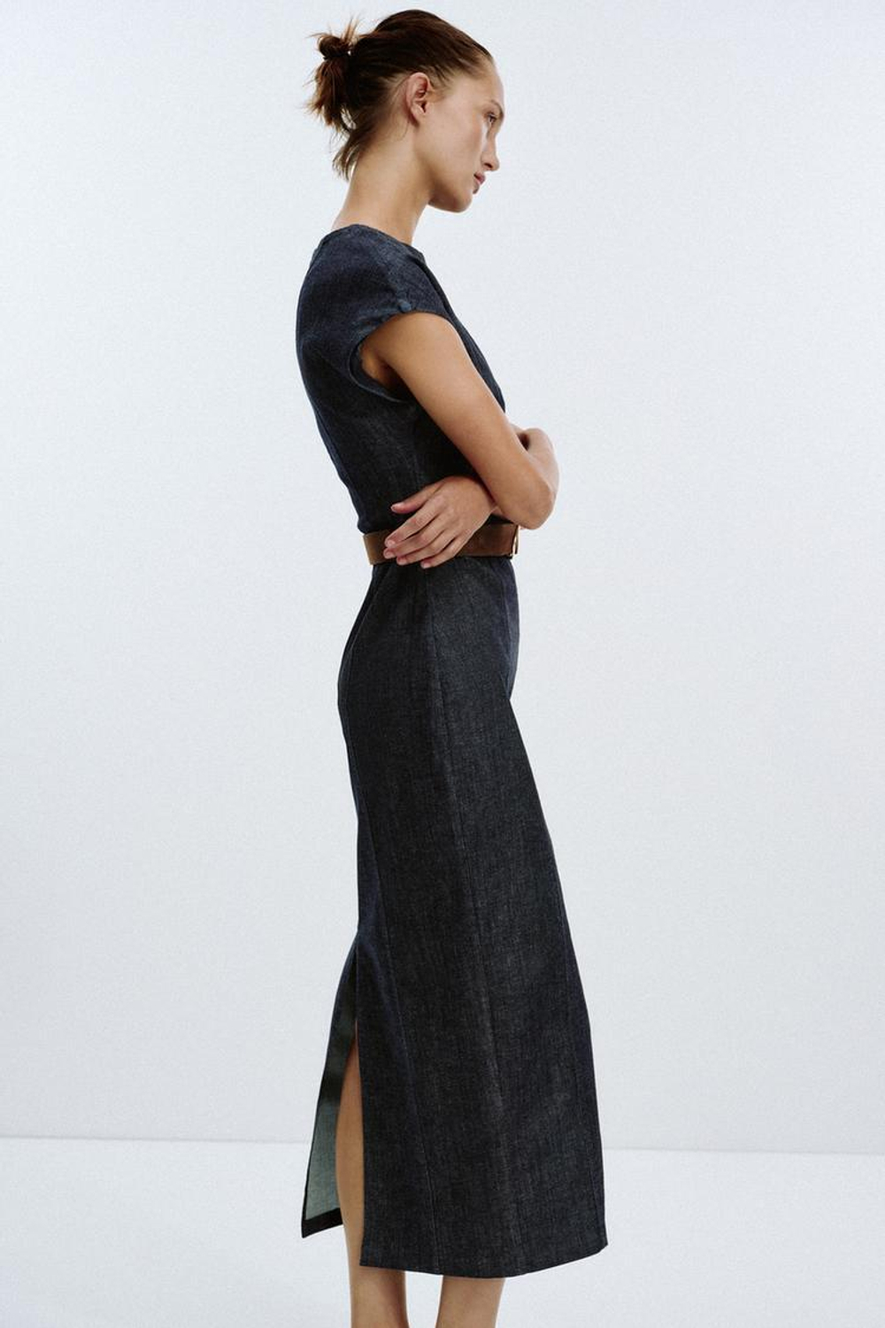 ZARA ПРИТАЛЕННОЕ ПЛАТЬЕ-МИДИ С ПОЯСОМ, СИНИЙ