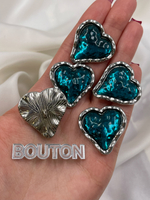 Пуговицы сердечки серебристые с неровным краем и жатой голубой серединкой с мармеладным эффектом