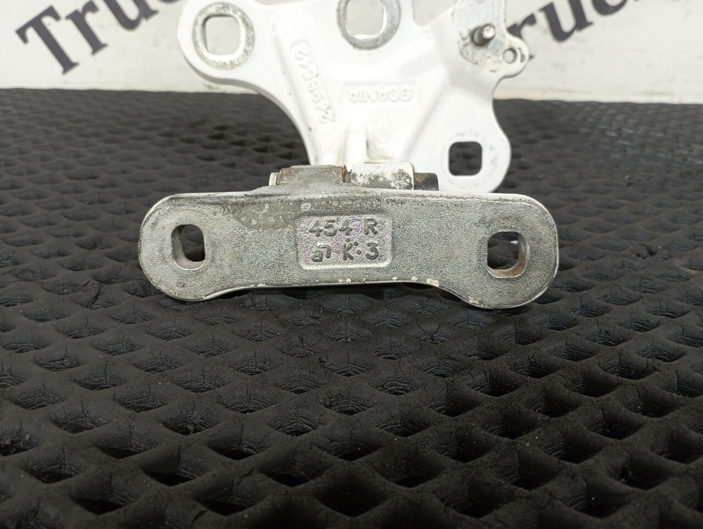 Петля двери правая нижняя 2020г