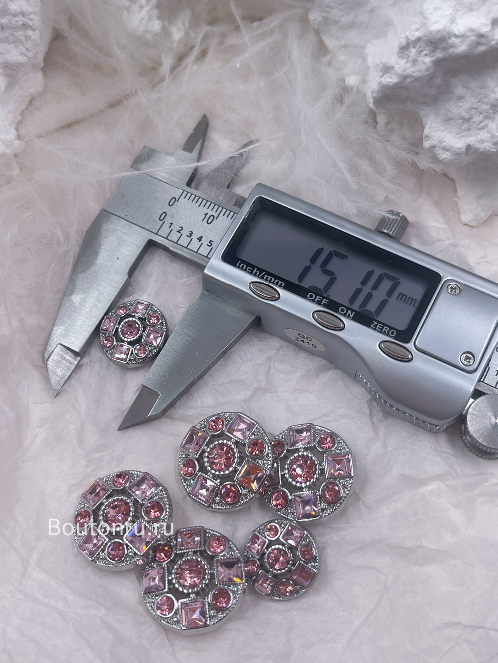 Пуговицы серебристые с розовыми камнями стразами