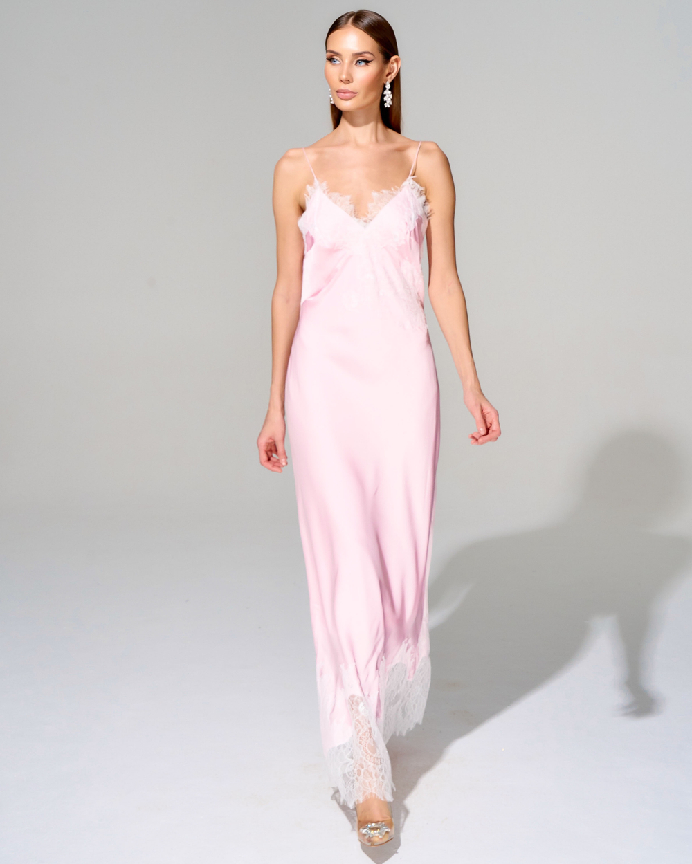 Платье-комбинация с отделкой французским кружевом