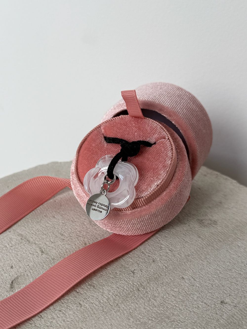 Подвеска цветочек в белом цвете