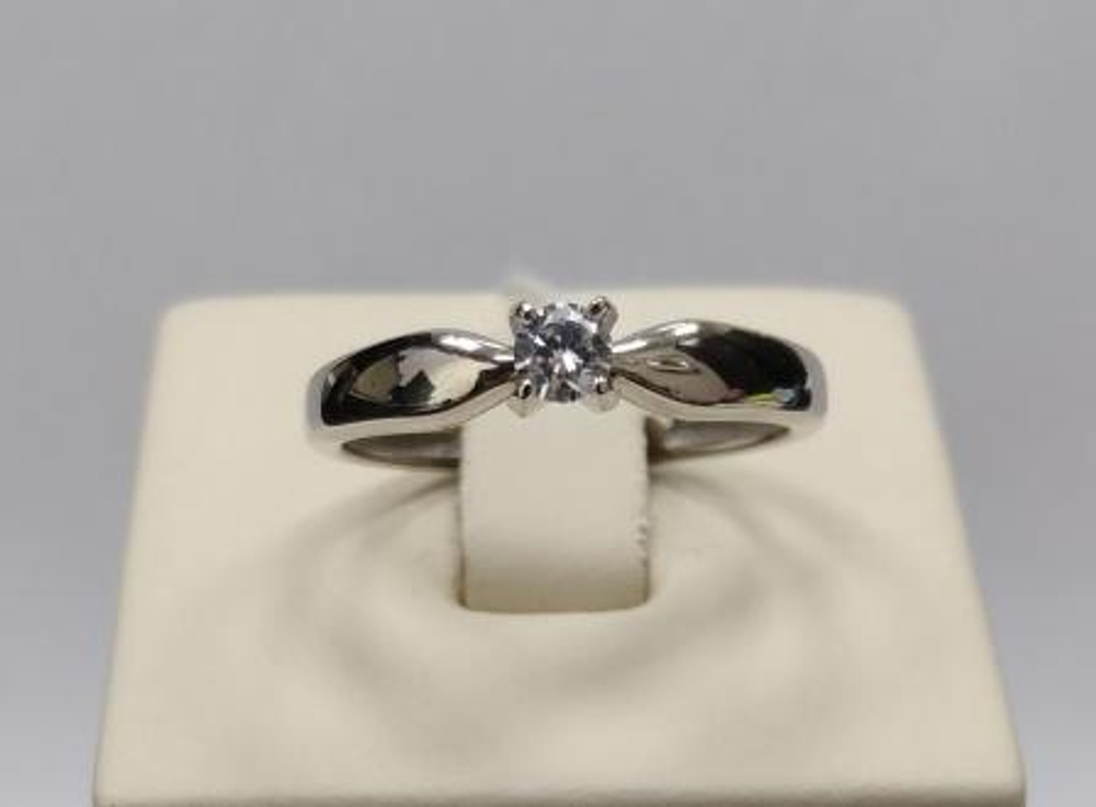 Кольцо из золота с фианитами