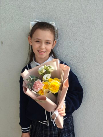 Букет с розами, эустомой, гвоздикой и эвкалиптом