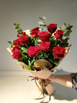 Гвоздика бывает стильной в букете с эвкалиптом (М0020)