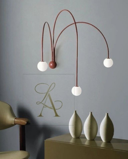 Стильное настенное бра с изящными дугообразными держателями и матовыми шарообразными плафонами.