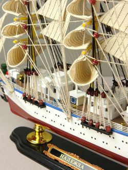 Meteor Lights Модель парусника Надежда, 52 см