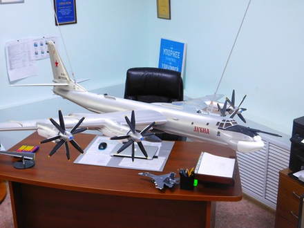 Модель самолета Ту-95 (М1:32, ВВС России, Дубна)