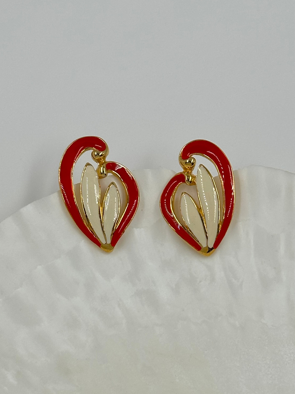 Серьги с красной и кремовой эмалью