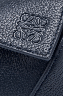Loewe Мини-сумка Puzzle Edge из мягкой зернистой телячьей кожи, морской синий
