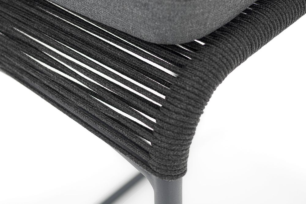 "Ането" стул барный плетеный из роупа, каркас алюминий темно-серый (RAL7024) муар, роуп темно-серый круглый, ткань темно-серая 027