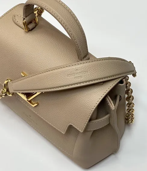Сумка Louis Vuitton Lockme Ever Mini серо-бежевый