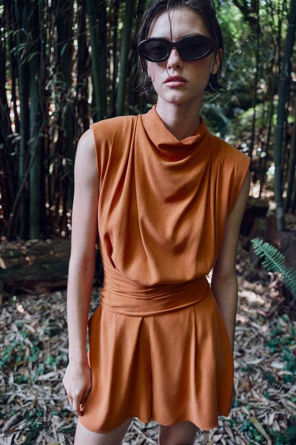 ZARA КОРОТКИЙ КОМБИНЕЗОН С ПОЯСОМ И ПОДПЛЕЧНИКАМИ, МЕДНЫЙ