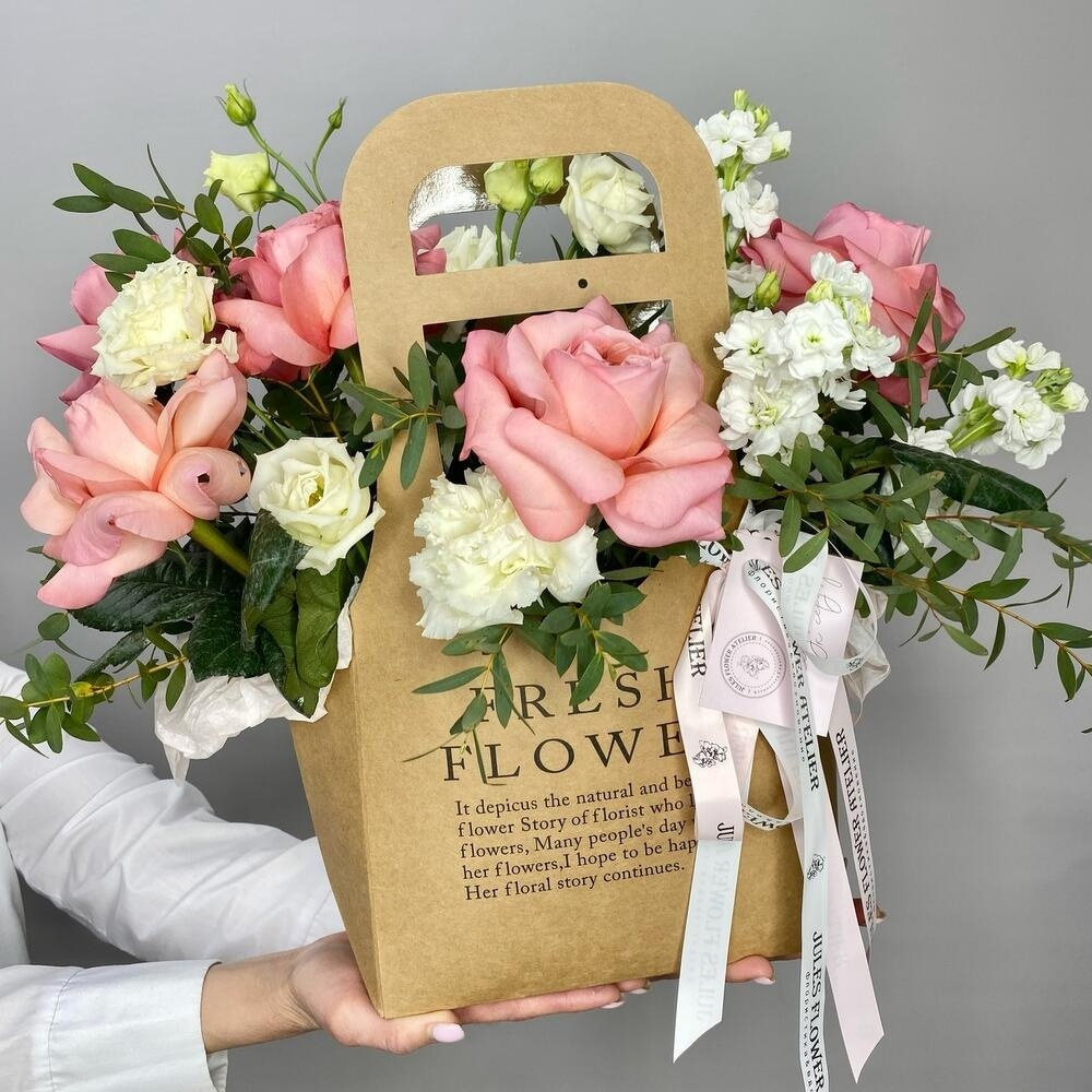 «Цветущий сад» пионовидные розы, ароматная маттиола и нежная эустома в стильной сумке