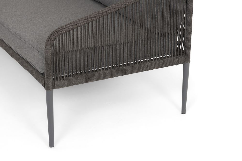 "Канны" диван прямой модульный из роупа, каркас алюминий темно-серый (RAL70240) муар, роуп темно-серый круглый, ткань темно-серая 027, выс.посадки 45