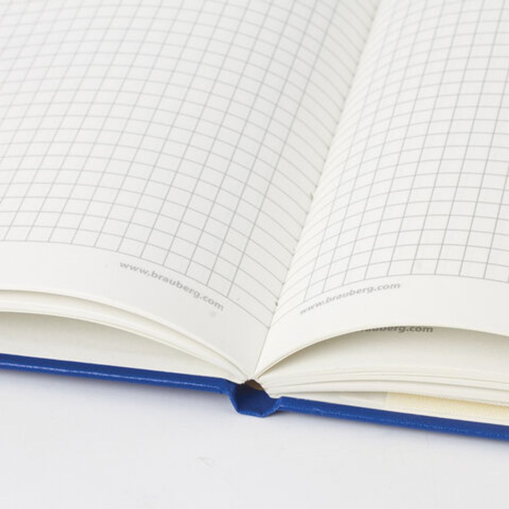 Блокнот в клетку с резинкой А5 (148x218 мм), 80 л., балакрон синий BRAUBERG "Metropolis", 111582