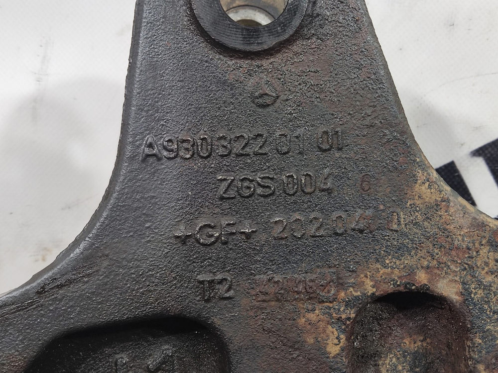 Кронштейн передней рессоры левый