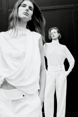 ZARA АТЛАСНЫЙ ТОП НА ЗАПÁХЕ, БЕЛЫЙ