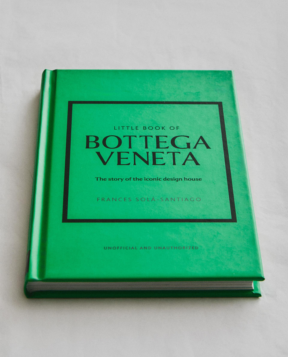 The Little Book of Bottega Veneta. Иллюстрированная книга о модном доме Bottega Veneta (на английском языке)