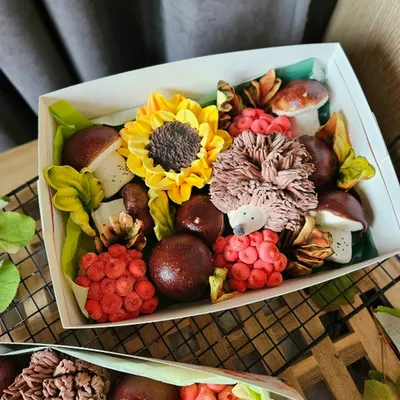 Фотография Зефир в коробке «Ежики с подсолнухом и грибами»/23*16 см купить в магазине Афлора