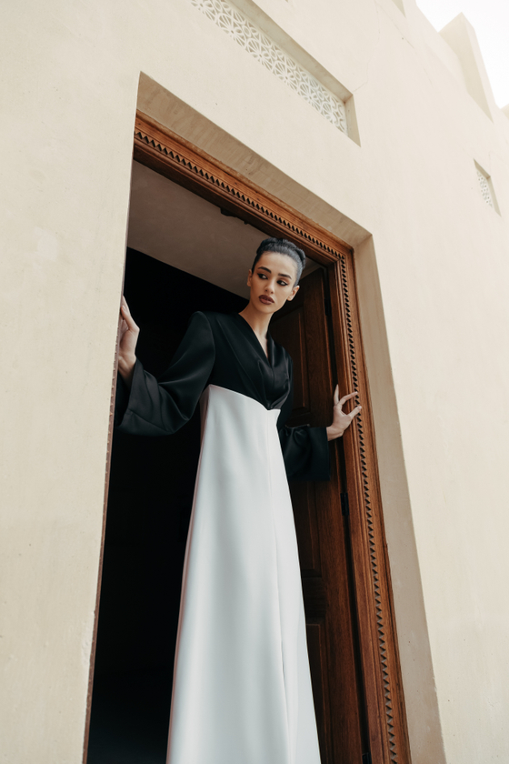 Платье макси сатиновое с разрезом спереди