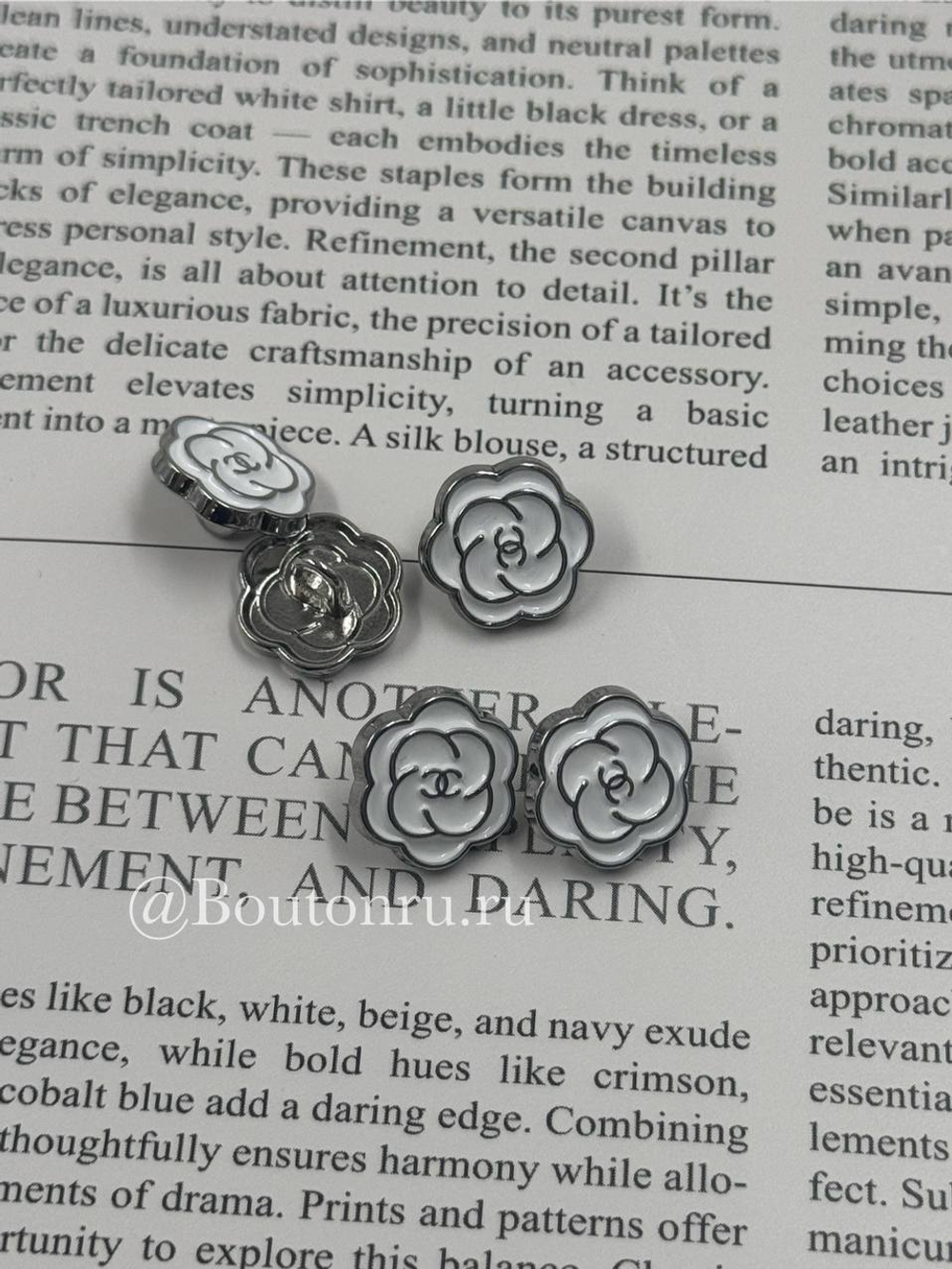 Пуговицы Шан. Белые серебро 12,5 мм цветок