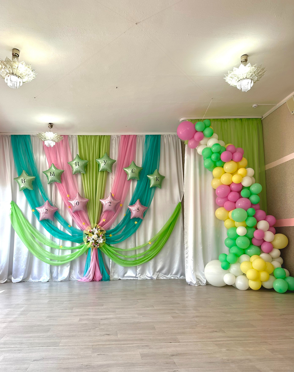 Украшение зала шарами